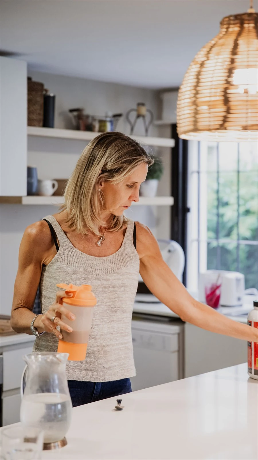 Carito FitLife en una escena de cocina saludable
